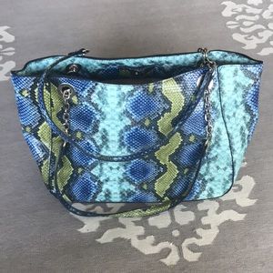 Shoulder bag with faux snakeskin print!